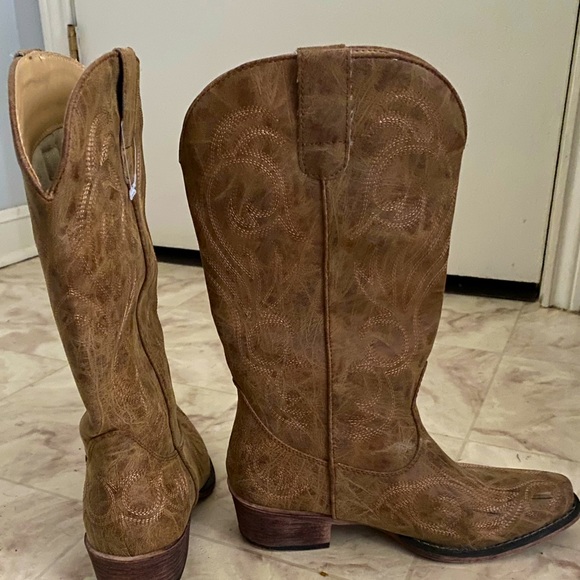 Like New, brown Ariat Women’s roper boots size 5. Worn twice. - Picture 2 of 9